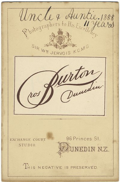 Tarjeta de gabinete, 1888 de Burton Brothers Studio